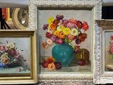 trois photos encadrées représentant des fleurs dans un vase posé sur une table