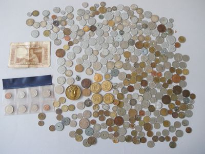 beaucoup de pièces et un petit bout de papier
