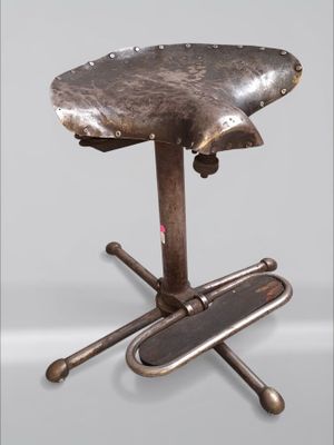 Tabouret de style industriel façon siège de tracteur. Non ré…