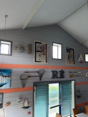 une photo d'une pièce où il y a beaucoup d'objets accrochés aux murs