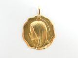 gros plan d'une pièce d'or portant un visage de femme