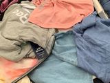 une boîte en carton remplie de vêtements qui se trouvent dans un magasin