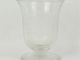 un vase en verre posé sur une table