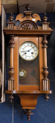 une horloge accrochée au mur à côté d'une boîte