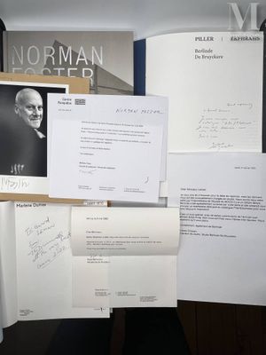 un grand nombre de papiers posés sur une table