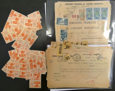 quelques vieilles enveloppes sont posées sur une table ; elles sont couvertes de timbres
