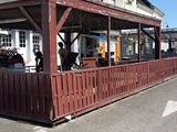 un bâtiment abritant un restaurant au bord de la route