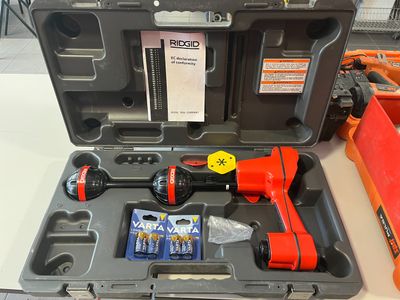 une trousse à outils posée sur une table