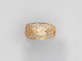 une image représentant une bague en or ornée de fleurs et de feuilles