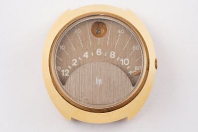 un gros plan d'une horloge dorée posée sur une surface blanche