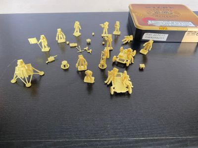 beaucoup de petits soldats en plastique posés sur la table