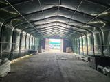 une grande structure métallique à l'intérieur d'un bâtiment en cours de construction