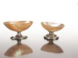 paire de bougeoirs en argent et nacre sur socle