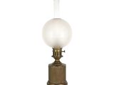 une lampe de table ancienne en laiton, surmontée d'un globe en verre