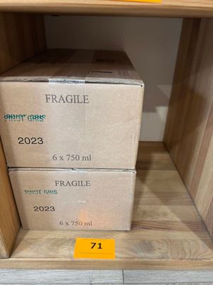 deux boîtes de « fragilele » sur une étagère dans un magasin