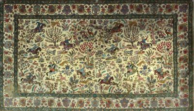 un gros plan sur un tapis orné d'oiseaux et de fleurs