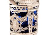 un vieux bocal en argent et en verre bleu contenant une cuillère