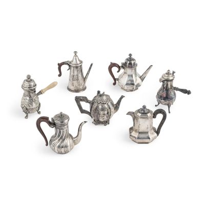 une image représentant un ensemble de théières et de cuillères en argent