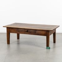 Une table basse ancienne en bois avec un tiroir. (photo 2)