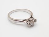 une image d'une bague en diamant sur une surface blanche