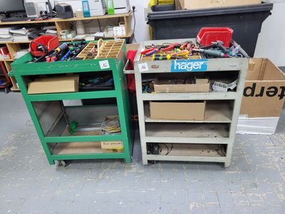 deux chariots verts chargés d'outils dans un garage