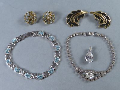 trois bijoux, dont un bracelet, une bague et une broche