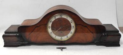 une horloge posée sur une table