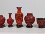 cinq vases et un bol posés sur une table