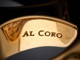 a close up of a ring with the word al coro on it