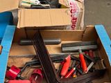 une boîte à outils posée sur une table, à côté d'une paire de ciseaux