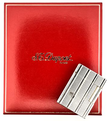 ST DUPONT. Briquet en métal argenté à décor d'écailles. h. 5 cm. Légèr - Photo 1