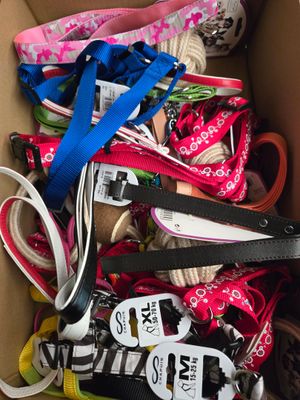 une boîte en carton remplie de différents types de laisses et de cordons