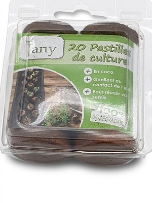 un pot en plastique contenant une plante, posé sur une surface blanche