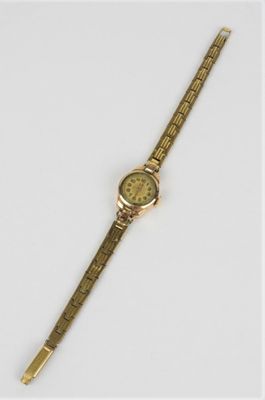 gros plan d'une montre-bracelet sur une surface blanche