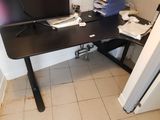 un bureau d'ordinateur sur lequel se trouvent un écran et un clavier