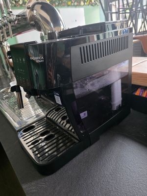 une machine à café posée sur un comptoir
