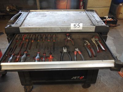 une table sur laquelle sont posés plusieurs outils