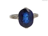 une bague ovale sertie d'un saphir bleu et de diamants, en or blanc 18 carats