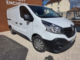 la camionnette blanche est garée devant un bâtiment