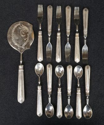 beaucoup de cuillères, de fourchettes et une cuillère sur la table