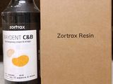 une bouteille de liquide posée à côté d'une boîte en carton