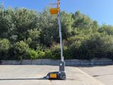 une grue qui se trouve au milieu d'un parking