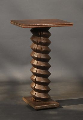 une photo d'une table en bois avec un plateau en bois