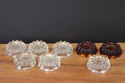 beaucoup de gelées posées sur une table en bois