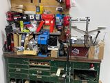 un établi avec de nombreux outils