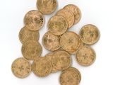 une pile de pièces d'or sur une surface blanche