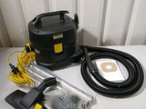 un aspirateur muni d'un tuyau et d'autres objets posés sur une table