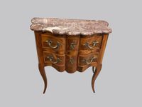 Petite commode LOUIS XV à façade mouvementée galbée et bombé…