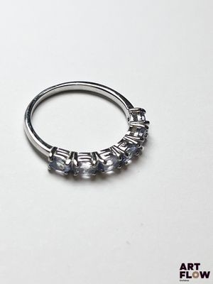 une bague en argent sertie de nombreuses petites pierres
