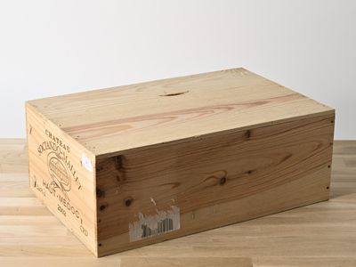 une caisse en bois posée sur un parquet